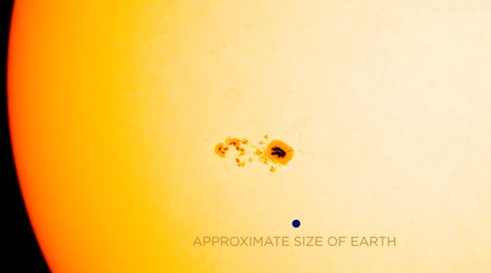 NASA新视频展示一个比地球更大的太阳黑子在往返移动