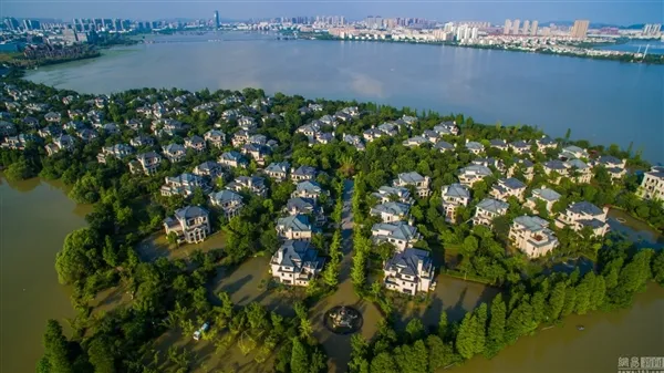 暴雨后的武汉富人别墅区：洪水围成孤岛