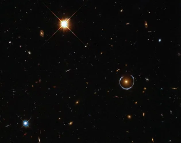 宇宙视错觉“引力透镜”：爱因斯坦预言测量恒星质量