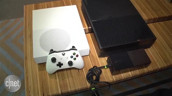 Xbox One S开箱视频：精致小巧，适合在客厅摆放