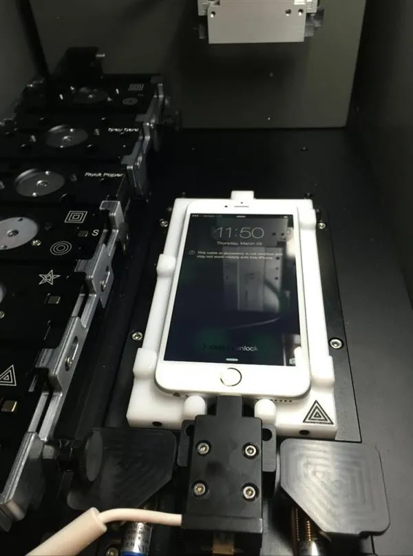 苹果零售店就是用这个机器来维修iPhone的