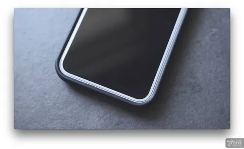 一起来看看“iPhone 8”套上手机壳的样子