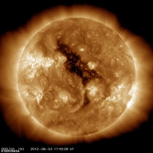 NASA公布最新照片：太阳面带笑容 眼睛或为太阳的活跃区域