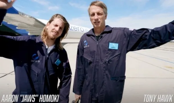 [视频]美国滑板大神Tony Hawk及Jaws尝试在零重力环境下滑板
