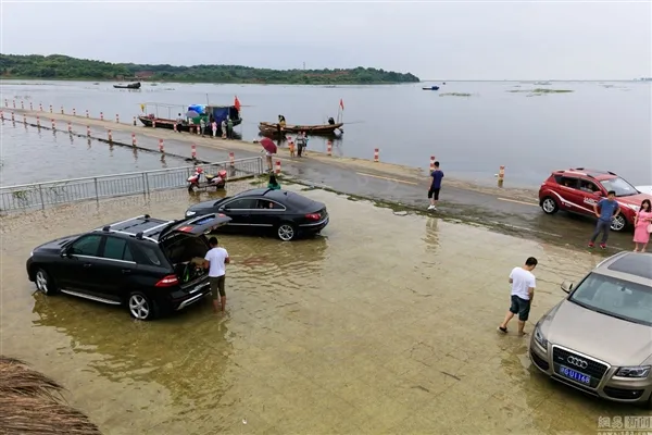 鄱阳湖暴雨出奇景：最美水上公路再现