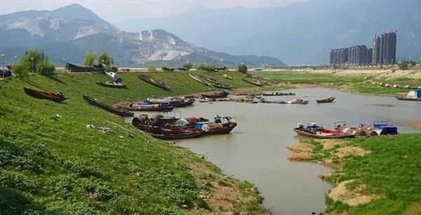 中国最大淡水湖鄱阳湖枯竭：荒草半米高