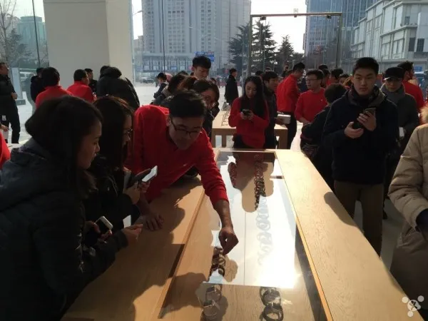 青岛万象城Apple Store今开业：寒风刺骨难阻热情果粉