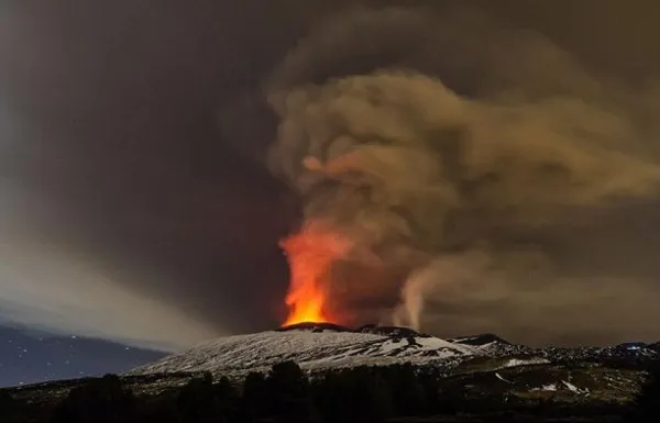 [图]意大利埃特纳火山喷发 烟柱直冲天空