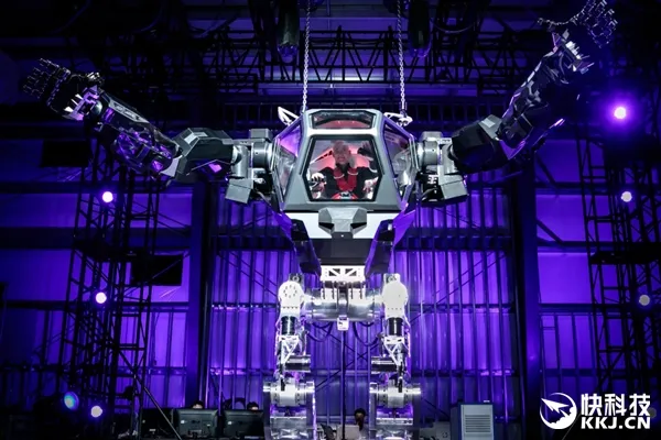 亚马逊CEO贝索斯驾驶世界首款载人机器人：画面超带感