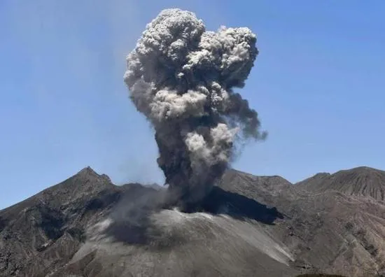 日本樱岛火山时隔9个月喷发 喷烟高度达3200米