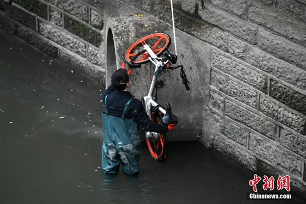 [多图]成都共享单车遭遇尴尬 被扔河里