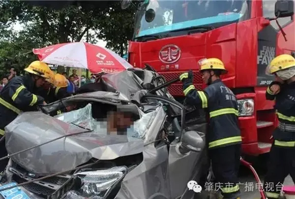 奇迹！轿车被卡车挤扁 车内7人竟然没事