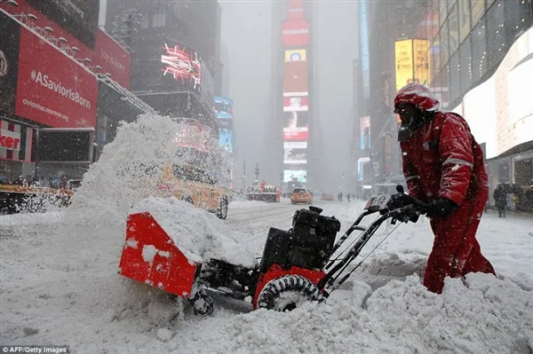 暴风雪袭击美国：积雪过腰 车被“埋”了