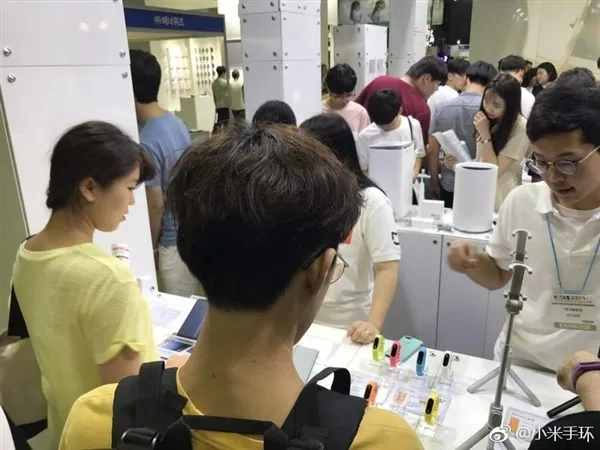 全球第一爆品！韩国人排队购买小米手环2：性价比无敌！