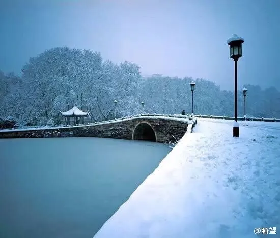 江南初雪 西湖“断桥残雪”美呆了：诗情画意