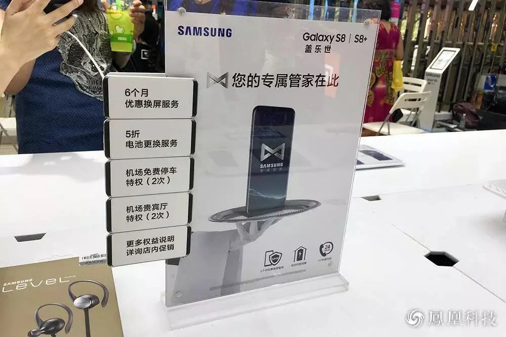 重庆线下手机卖场探访：导购讲3个功能搞定一半顾客