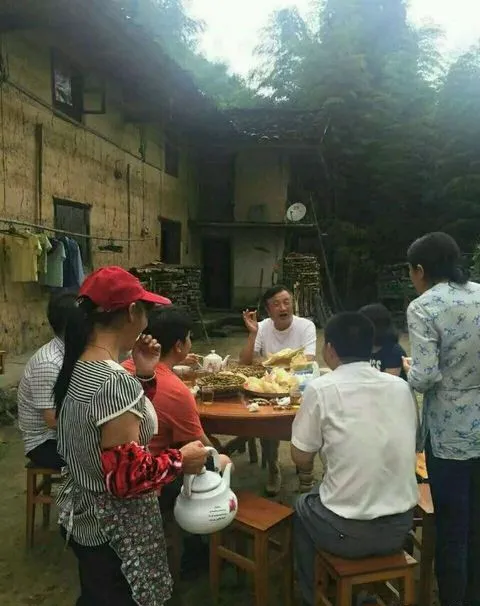 华为创始人任正非的中秋假期：乡间吃肉喝酒