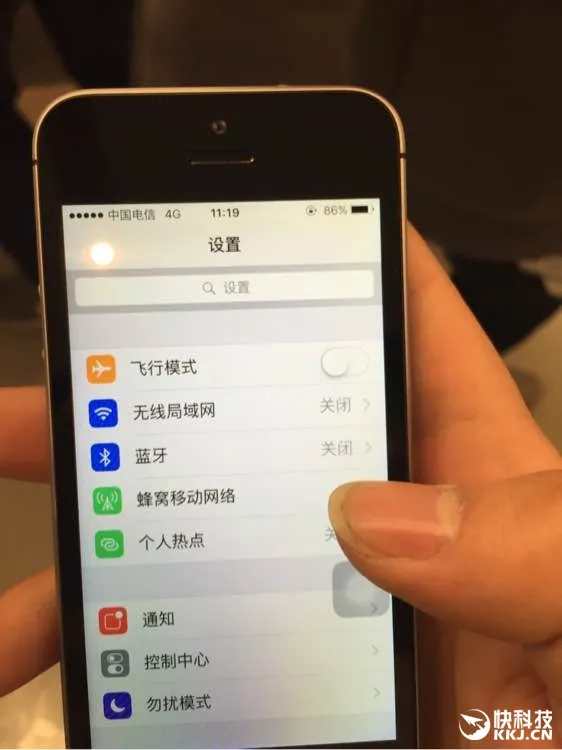 iPhone SE入手大悲剧：网友纷纷吐槽黄屏