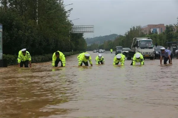 湖北宜昌遇暴雨袭击！出租车被大水冲走……