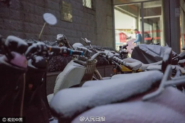 北京初雪如约而至 网友开启晒图模式