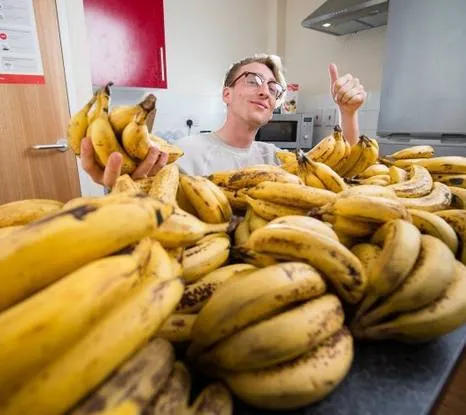每周吃逾150根香蕉 英国小伙：感觉自己更健康