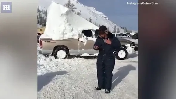 美国皮卡遭大雪压顶：车主顶1.8米雪堆狂飙