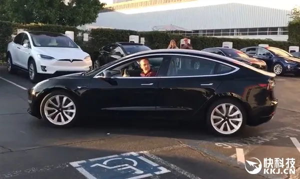 24万平民神车！特斯拉Model 3量产版首曝：配大号iPad