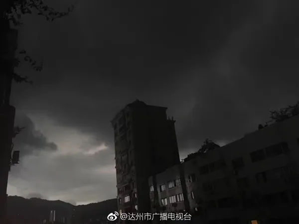 黑云压城城欲摧：四川雨前瞬间白昼变黑夜