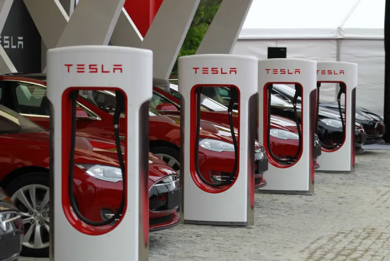特斯拉在加速卖电动汽车，但充电站不够是个大问题