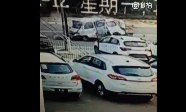 惨烈！宾利撞碎小面司机身亡：竟是“首富”之孙