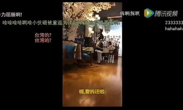 男子搬台式电脑咖啡厅看片与女仆撕X：结局太狗血