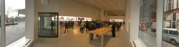 非常拥挤 第五大道 Apple Store 临时点抢先看