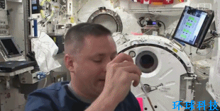 宇航员太空中喝水是这样？画面实在太酸爽