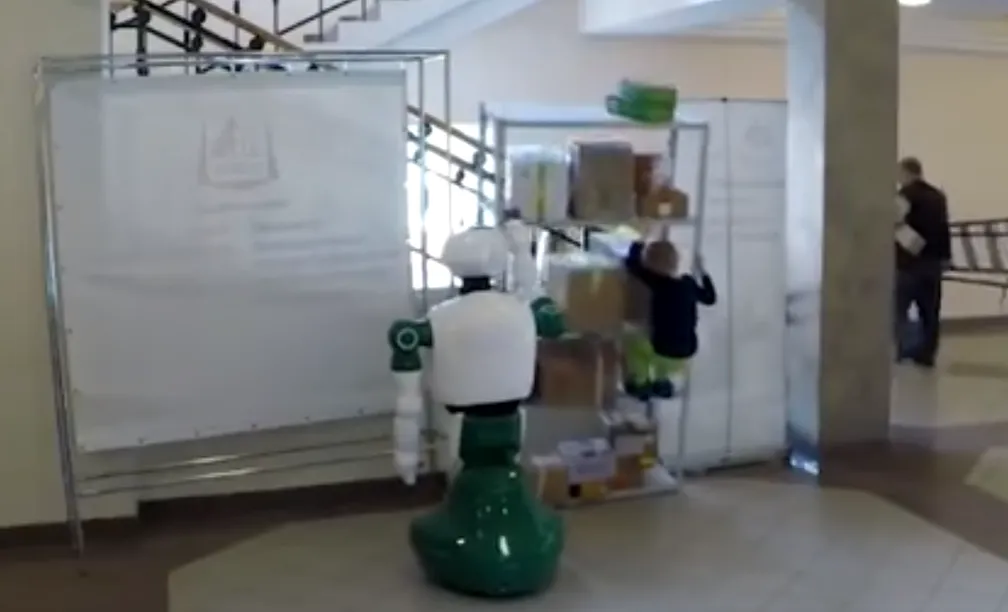 俄“惹事精”机器人救小女孩：巧合还是刻意安排？