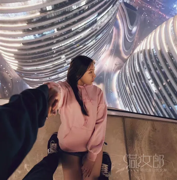 95后美女狂晒高空自拍：爬遍北京地标高楼