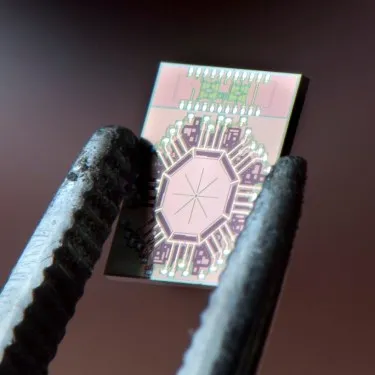 芯片发光器创毫米波信号强度纪录