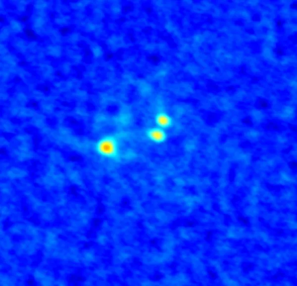 天文学家首次直接观察到正形成的三星系统