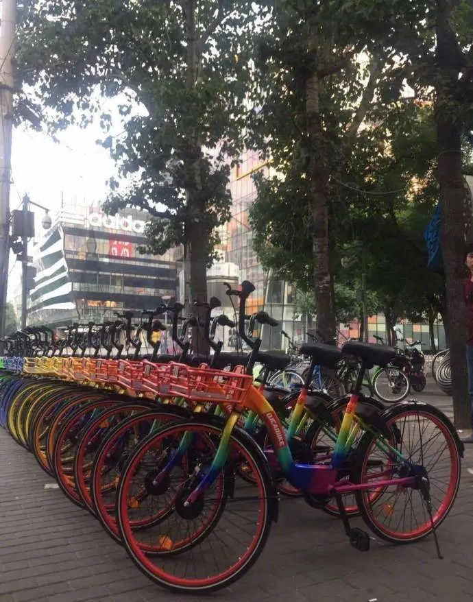 共享單車再添一家：北京街头现七彩单车