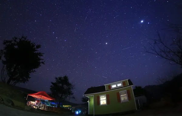 不敢相信！雾霾之上的流星雨竟如此美丽