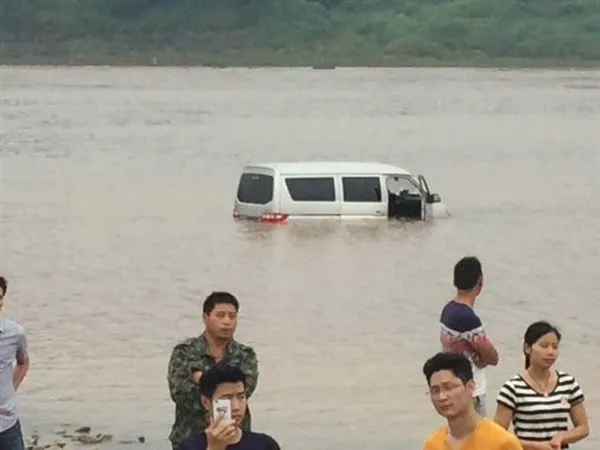 男子开车江边休息：醒来后漂在水中