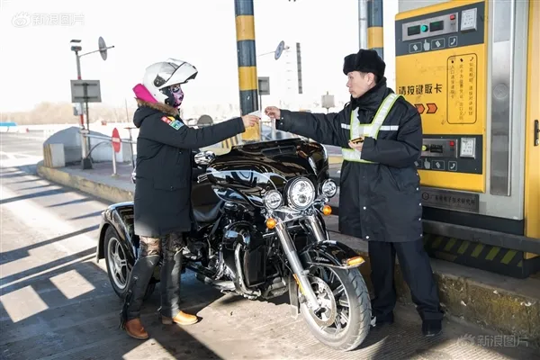 帅气美女骑哈雷纵穿中国：男人都服