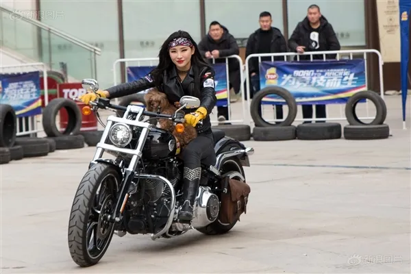 帅气美女骑哈雷纵穿中国：男人都服