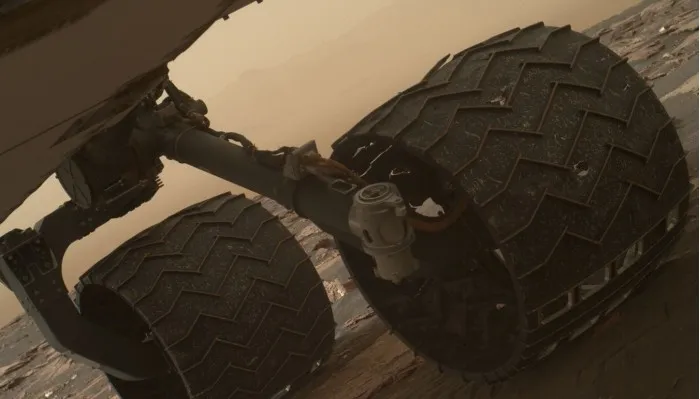 NASA新图像显示“好奇号”车轮表面损伤严重