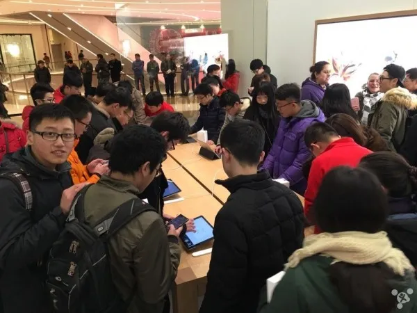 青岛万象城Apple Store今开业：寒风刺骨难阻热情果粉