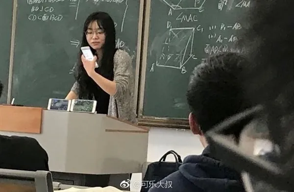 学生上课玩《王者荣耀》 女老师：静静看着你挂机被举报