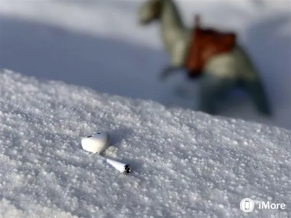 苹果AirPods一只耳机丢雪地怎么办？这方法无言以对