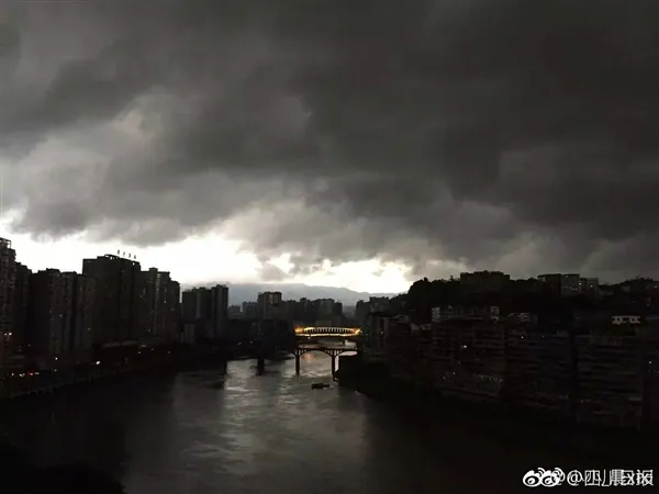 黑云压城城欲摧：四川雨前瞬间白昼变黑夜