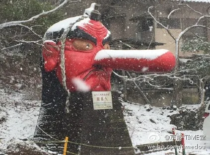 日本天狗雕像鼻子被暴雪压断：看着好痛