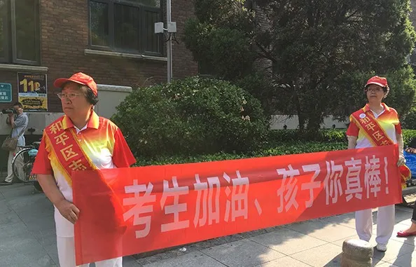 消防员帮捞准考证 消防员捞完民警捞