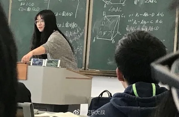 学生上课玩《王者荣耀》 女老师：静静看着你挂机被举报